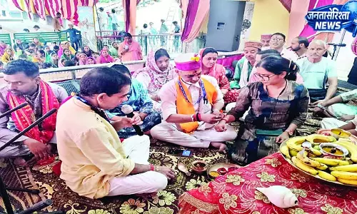 सावन में शिवालयों में उमड़ी श्रद्धालुओं की भीड़ सावन में शिवालयों में उमड़ी श्रद्धालुओं की भीड़