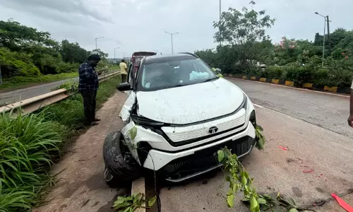 कार की खंभे से टक्कर: मर्सेस हाईवे पर अनियंत्रित होकर हुआ हादसा कार की खंभे से टक्कर: मर्सेस हाईवे पर अनियंत्रित होकर हुआ हादसा