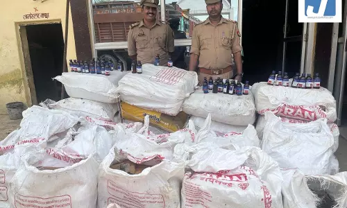 लावारिस खड़े ट्रक से 7200 शीशी अवैध कोडीन कफ सिरप बरामद, मचा हड़कंप लावारिस खड़े ट्रक से 7200 शीशी अवैध कोडीन कफ सिरप बरामद, मचा हड़कंप