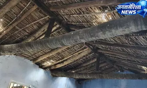 सरकारी स्कूल की हालत बदहाल, कभी भी गिर सकती है छत सरकारी स्कूल की हालत बदहाल, कभी भी गिर सकती है छत