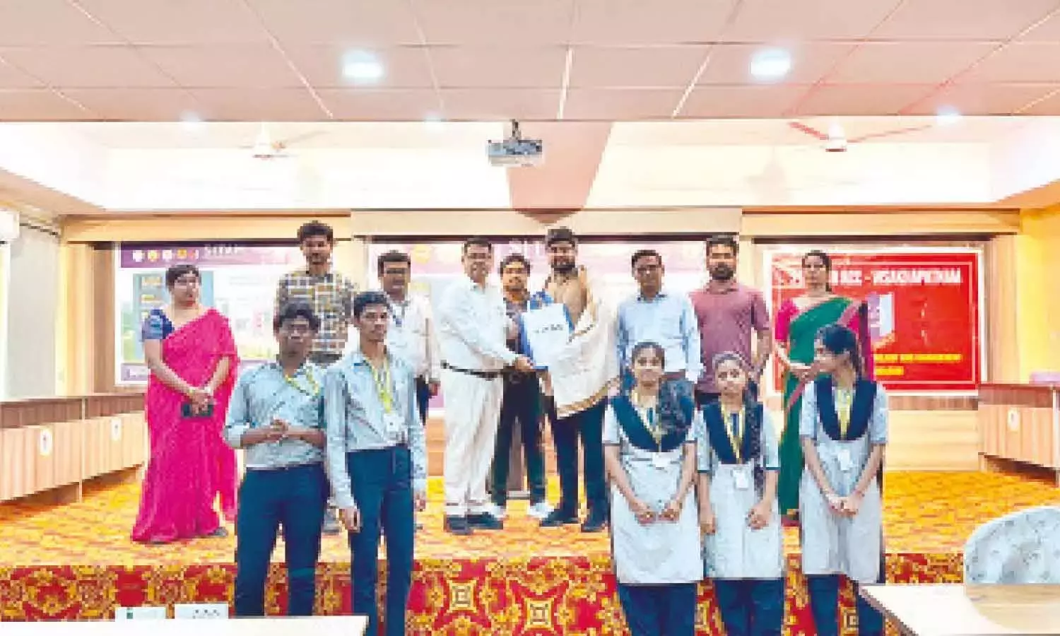 Andhra: उद्योग के लिए आवश्यक कौशल वाले इंजीनियरिंग छात्रों को तैयार करना Andhra: उद्योग के लिए आवश्यक कौशल वाले इंजीनियरिंग छात्रों को तैयार करना
