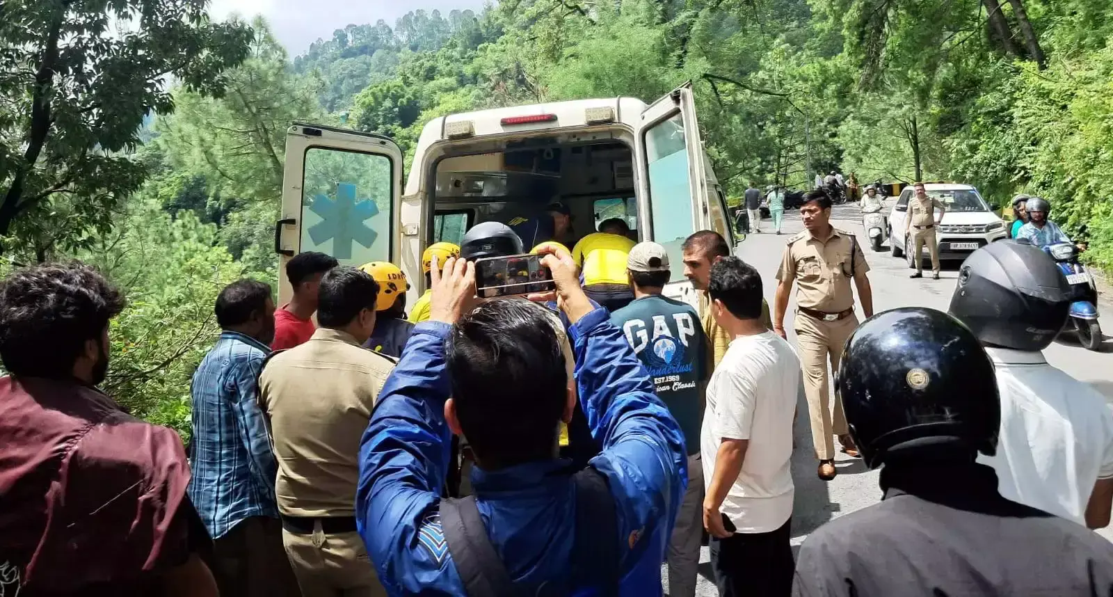 Nainital: उत्तराखंड में बड़ा हादसा टला, खाई में गिरी टैक्सी से सभी को सुरक्षित निकाला गया