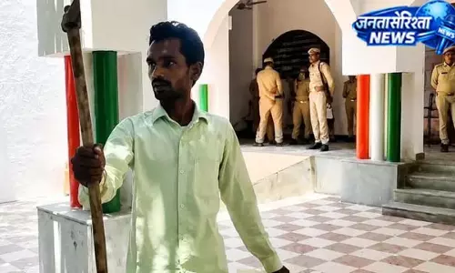 समस्या लेकर पहुंचा युवक बना चर्चा का विषय, कुल्हाड़ी देख लोग सहमे समस्या लेकर पहुंचा युवक बना चर्चा का विषय, कुल्हाड़ी देख लोग सहमे
