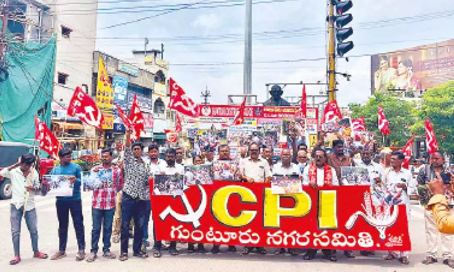 Guntur: लाठीचार्ज की निंदा की गई Guntur: लाठीचार्ज की निंदा की गई