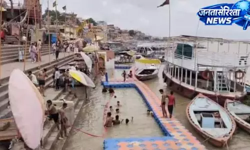 वाराणसी घाटों पर चढ़ा गंगा का पानी, आरती स्थल प्रभावित वाराणसी घाटों पर चढ़ा गंगा का पानी, आरती स्थल प्रभावित