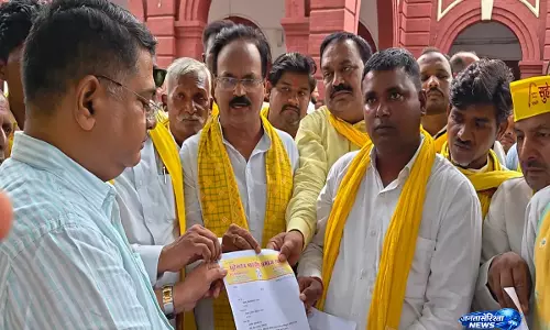 Jaunpur कलेक्ट्रेट पहुंची सुभासपा, सम्मान और सुरक्षा को लेकर उठाई आवाज Jaunpur कलेक्ट्रेट पहुंची सुभासपा, सम्मान और सुरक्षा को लेकर उठाई आवाज