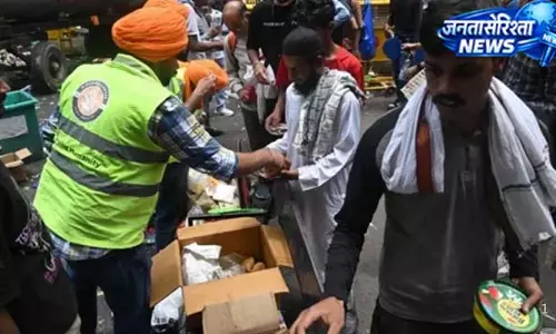 थके प्रदर्शनकारियों को राहत, बैठने और खाने का इंतजाम
