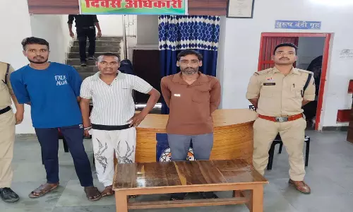 राहगीरों से शराब के लिए पैसे मांगकर मारपीट करने वाले तीन बदमाश गिरफ्तार