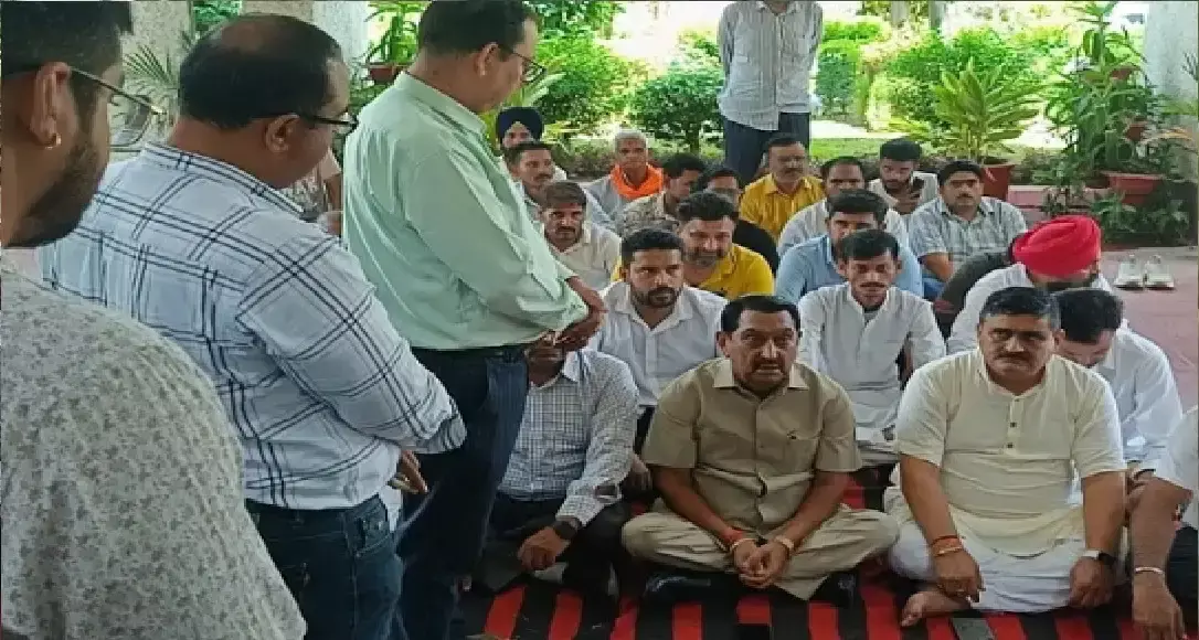 Rudrapur: कम्युनिटी हॉल निर्माण को लेकर किच्छा में विधायक का प्रदर्शन Rudrapur: कम्युनिटी हॉल निर्माण को लेकर किच्छा में विधायक का प्रदर्शन