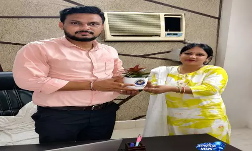 Schools  की बेहतर विद्युत व्यवस्था पर अधिकारी का सम्मान