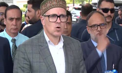 पेपर लीक विवाद के बीच Omar Abdullah ने केंद्र से छात्रों से बातचीत करने की अपील की