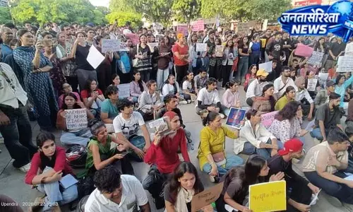काली पट्टी बांधकर छात्रों ने सरकार के खिलाफ जताया आक्रोश