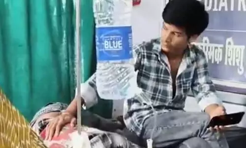 Video: सलाइन की जगह पानी की बोतल? अस्पताल में मरीज के इलाज पर उठे सवाल Video: सलाइन की जगह पानी की बोतल? अस्पताल में मरीज के इलाज पर उठे सवाल