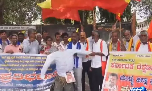 Karnataka: कार्यकर्ताओं ने मांड्या में धर्मेंद्र प्रधान का पुतला फूंका, इस्तीफे की मांग की Karnataka: कार्यकर्ताओं ने मांड्या में धर्मेंद्र प्रधान का पुतला फूंका, इस्तीफे की मांग की