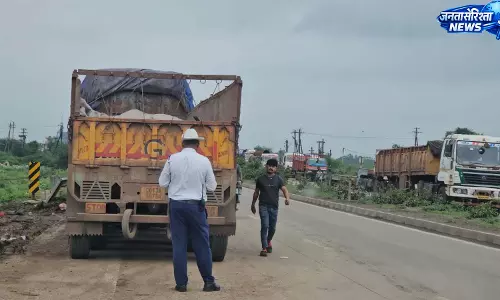 हीरापुर रिंग रोड पर अवैध पार्किंग करने वाले 20 ट्रक-ट्रेलरों पर चालान हीरापुर रिंग रोड पर अवैध पार्किंग करने वाले 20 ट्रक-ट्रेलरों पर चालान