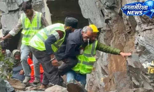 मूसलाधार बारिश में NHAI टीम का साहस, परिवार को सुरक्षित निकाला मूसलाधार बारिश में NHAI टीम का साहस, परिवार को सुरक्षित निकाला