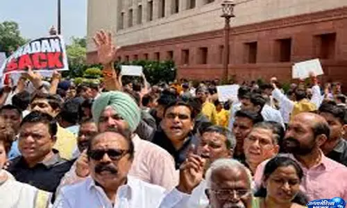 संसद गतिरोध तोड़ने की तैयारी, सरकार ने सभी दलों से मांगा सहयोग संसद गतिरोध तोड़ने की तैयारी, सरकार ने सभी दलों से मांगा सहयोग