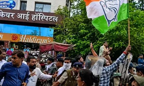 पुलिस पर पथराव करने वाले 12 कांग्रेसियों पर अपराध दर्ज, आरोपियों के घर पुलिस ने दी दबिश पुलिस पर पथराव करने वाले 12 कांग्रेसियों पर अपराध दर्ज, आरोपियों के घर पुलिस ने दी दबिश
