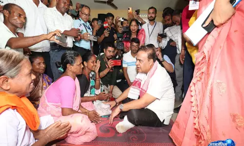 असम बाढ़ पर CM हिमंत बिस्वा सरमा ने की समीक्षा, राहत शिविरों का लिया जायजा असम बाढ़ पर CM हिमंत बिस्वा सरमा ने की समीक्षा, राहत शिविरों का लिया जायजा