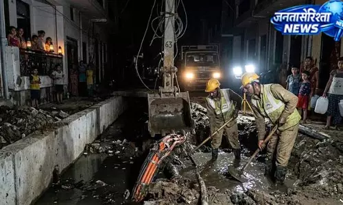 बिजली कटौती से बेहाल लोनी के लोग, रातभर अंधेरे में गुजरी बिजली कटौती से बेहाल लोनी के लोग, रातभर अंधेरे में गुजरी