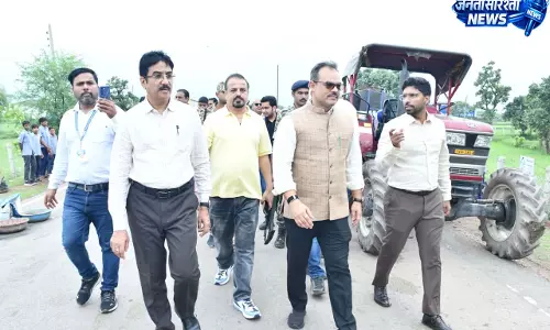 संभागायुक्त सुनील कुमार जैन की सख्ती, सड़क निर्माण में लापरवाही पर फटकार संभागायुक्त सुनील कुमार जैन की सख्ती, सड़क निर्माण में लापरवाही पर फटकार
