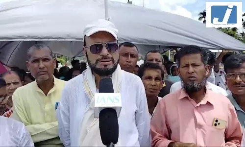 त्रिपुरा में खराब सड़कों को लेकर कांग्रेस का प्रदर्शन, मोहम्मद बदरुज्जमां ने सरकार पर लगाए गंभीर आरोप त्रिपुरा में खराब सड़कों को लेकर कांग्रेस का प्रदर्शन, मोहम्मद बदरुज्जमां ने सरकार पर लगाए गंभीर आरोप