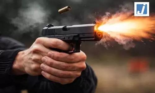 बंगाल: मालदा कैंप में बीएसएफ जवान ने की फायरिंग, दो साथियों की मौत बंगाल: मालदा कैंप में बीएसएफ जवान ने की फायरिंग, दो साथियों की मौत