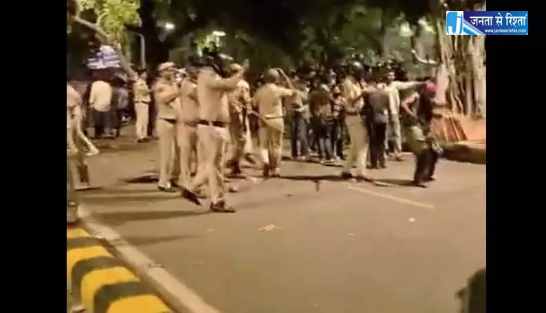 नामी बदमाश ने भी कॉकरोच पार्टी के लिए किया नारेबाजी, फुटेज जारी नामी बदमाश ने भी कॉकरोच पार्टी के लिए किया नारेबाजी, फुटेज जारी