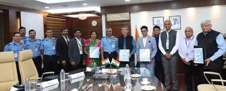 आसमान में एयरफोर्स की निगरानी होगी और मजबूत, डीआरडीओ ने किए दो बड़े समझौते आसमान में एयरफोर्स की निगरानी होगी और मजबूत, डीआरडीओ ने किए दो बड़े समझौते