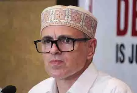 जेपी नड्डा के दावों पर उमर अब्दुल्ला का पलटवार, बोले- पेपर लीक के समय एलजी चला रहे थे सरकार जेपी नड्डा के दावों पर उमर अब्दुल्ला का पलटवार, बोले- पेपर लीक के समय एलजी चला रहे थे सरकार