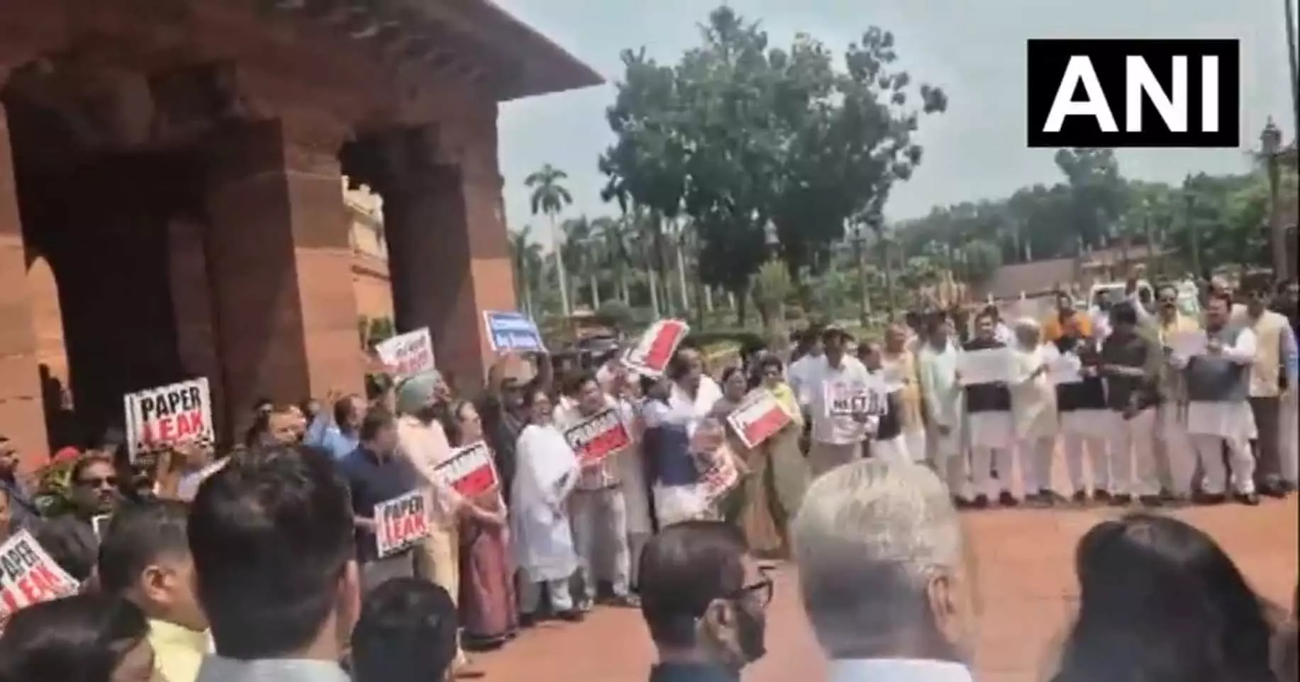 संसद के मकर द्वार पर सरकार और विपक्ष का प्रदर्शन, आमने-सामने आए संसद के मकर द्वार पर सरकार और विपक्ष का प्रदर्शन, आमने-सामने आए