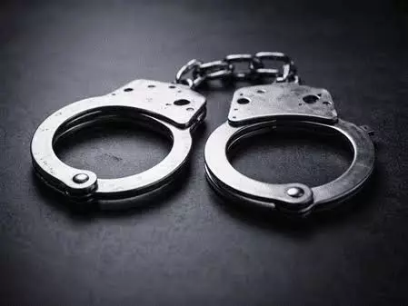 Cooch Behar: कूचबिहार में तृणमूल के पूर्व जिलाध्यक्ष पर पुलिस का शिकंजा Cooch Behar: कूचबिहार में तृणमूल के पूर्व जिलाध्यक्ष पर पुलिस का शिकंजा
