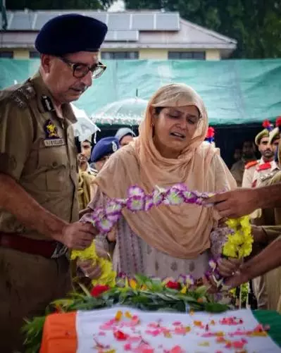Srinagar: आतंकी हमले में शहीद पुलिसकर्मी के बलिदान को उमर ने बताया सर्वोच्च Srinagar: आतंकी हमले में शहीद पुलिसकर्मी के बलिदान को उमर ने बताया सर्वोच्च