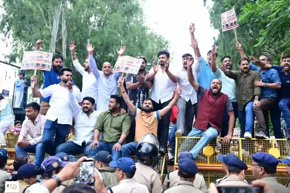 Dehradun: भाजपा ने घेरा कांग्रेस मुख्यालय, राहुल गांधी के धरने का किया विरोध Dehradun: भाजपा ने घेरा कांग्रेस मुख्यालय, राहुल गांधी के धरने का किया विरोध