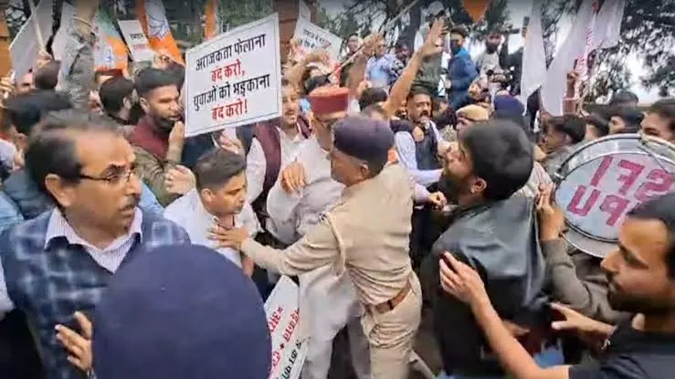 Shimla: शिमला में सियासी संग्राम, भाजपा-एसएफआई कार्यकर्ताओं में धक्का-मुक्की Shimla: शिमला में सियासी संग्राम, भाजपा-एसएफआई कार्यकर्ताओं में धक्का-मुक्की