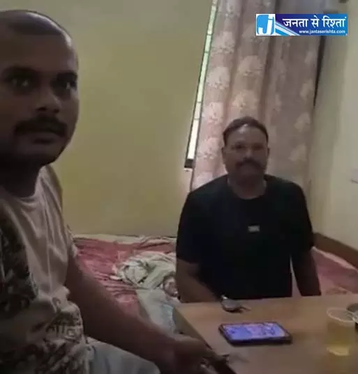 फार्मासिस्ट और वार्ड बॉय का दारू-चिकन पार्टी करते वीडियो वायरल फार्मासिस्ट और वार्ड बॉय का दारू-चिकन पार्टी करते वीडियो वायरल