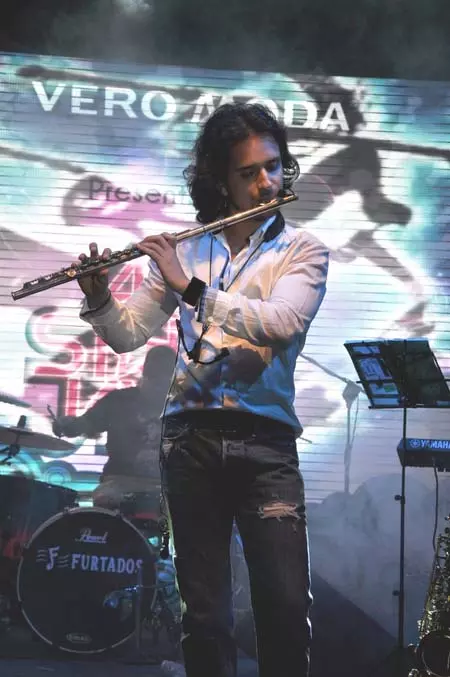 सिंगर-कंपोजर राघव सच्चर ने बचपन में ही शुरू कर दी थी संगीत की ट्रेनिंग, 50 से अधिक इंस्ट्रुमेंट्स बजाने में माहिर सिंगर-कंपोजर राघव सच्चर ने बचपन में ही शुरू कर दी थी संगीत की ट्रेनिंग, 50 से अधिक इंस्ट्रुमेंट्स बजाने में माहिर