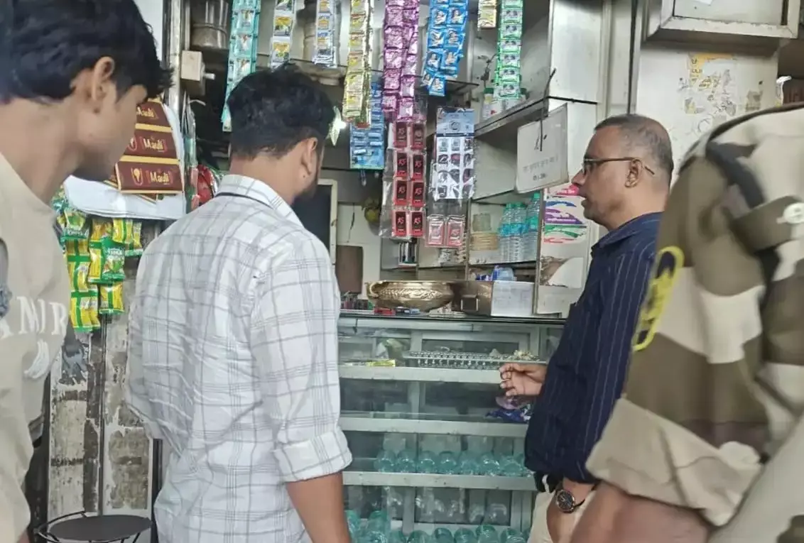 Mumbai: तंबाकू के खिलाफ अभियान तेज, टीएमसी ने जब्त की सिगरेट और हटाए ठेले Mumbai: तंबाकू के खिलाफ अभियान तेज, टीएमसी ने जब्त की सिगरेट और हटाए ठेले