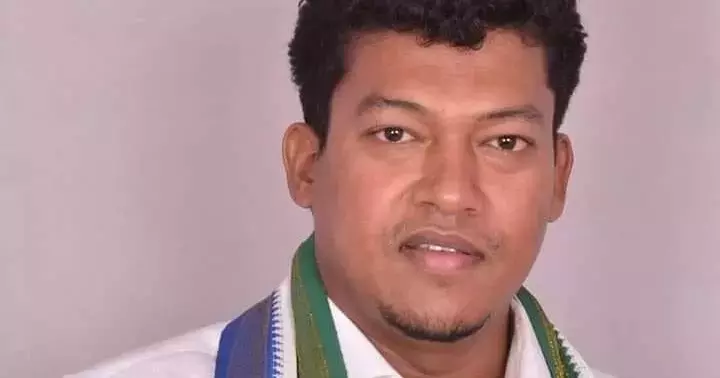 Andhra: पूर्व मंत्री सीदिरी अप्पाला राजू को श्रीकाकुलम में हिरासत में लिया गया Andhra: पूर्व मंत्री सीदिरी अप्पाला राजू को श्रीकाकुलम में हिरासत में लिया गया