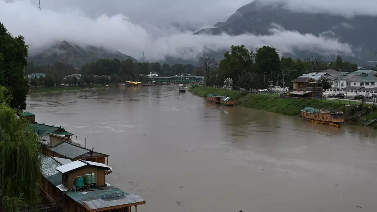 Srinagar: कश्मीर में बाढ़ की आशंका, कृषि निदेशक ने विभागीय तैयारियों की जांच की Srinagar: कश्मीर में बाढ़ की आशंका, कृषि निदेशक ने विभागीय तैयारियों की जांच की