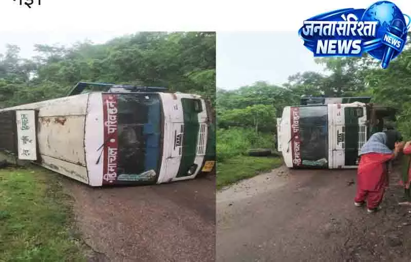Palampur बैजनाथ के पास पलटी सरकारी बस, बड़ा हादसा टला Palampur बैजनाथ के पास पलटी सरकारी बस, बड़ा हादसा टला