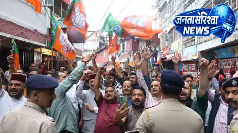Shimla में NEET मुद्दे पर कांग्रेस का विरोध, BJP ने साधा निशाना Shimla में NEET मुद्दे पर कांग्रेस का विरोध, BJP ने साधा निशाना