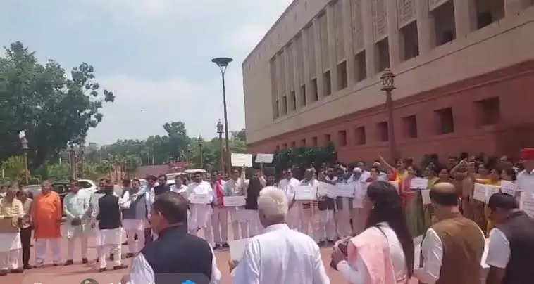New Delhi: नीट मुद्दे पर आमने-सामने सत्ता और विपक्ष, राजग सांसदों ने जताया विरोध New Delhi: नीट मुद्दे पर आमने-सामने सत्ता और विपक्ष, राजग सांसदों ने जताया विरोध