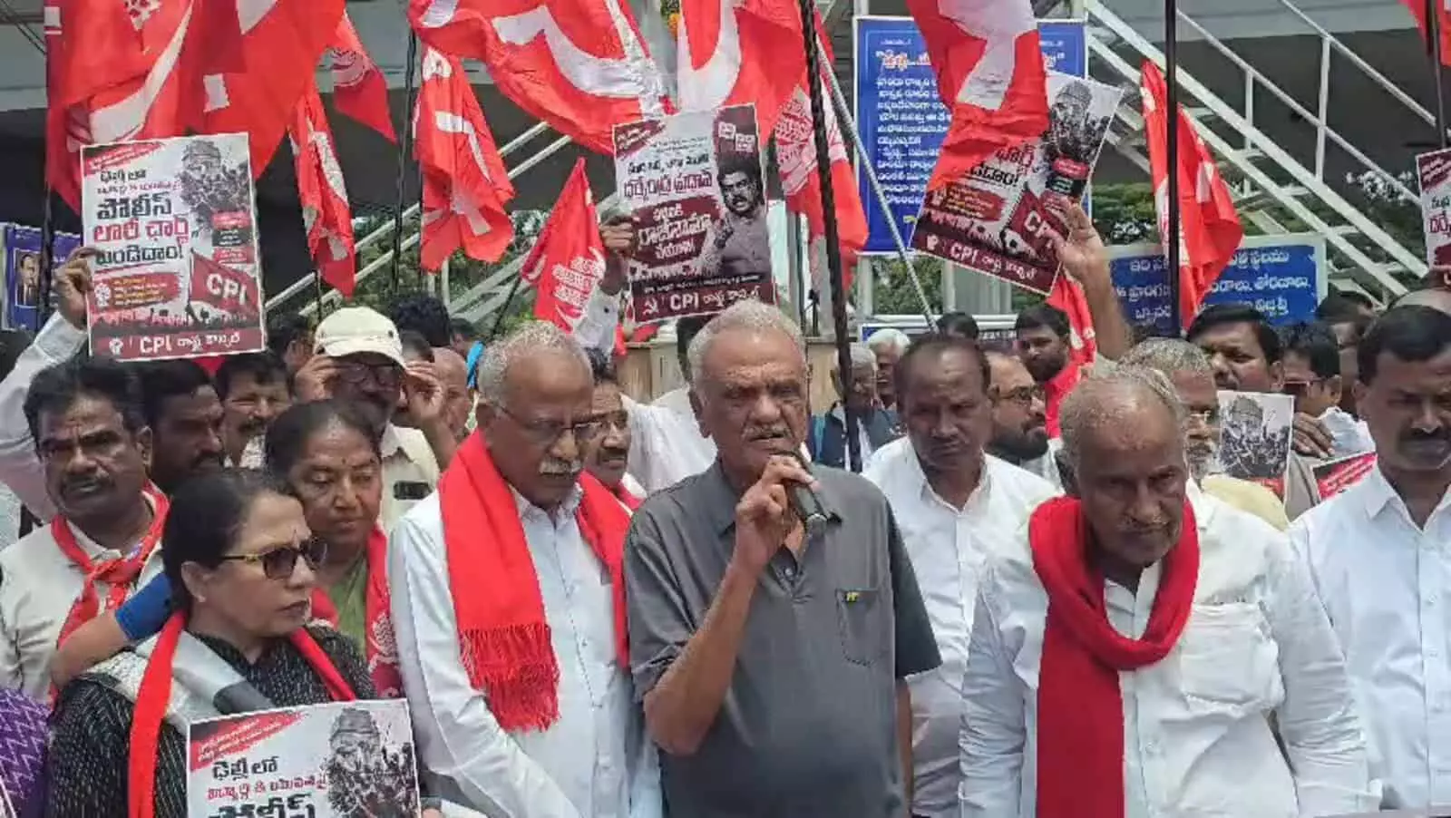 NEET पेपर लीक के विरोध में CPI की हैदराबाद में रैली, कार्रवाई की मांग NEET पेपर लीक के विरोध में CPI की हैदराबाद में रैली, कार्रवाई की मांग