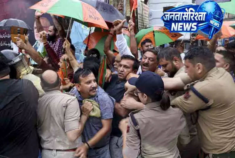 Jammu में विरोध प्रदर्शन तेज, पुलिस ने BJP-कांग्रेस को अलग किया Jammu में विरोध प्रदर्शन तेज, पुलिस ने BJP-कांग्रेस को अलग किया