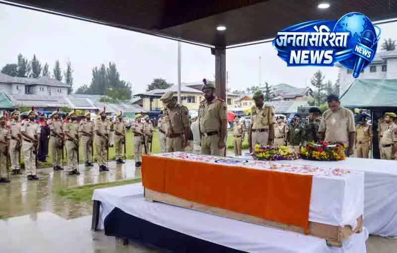 J-K पुलिस जवान के अंतिम संस्कार में उमड़ा जनसैलाब J-K पुलिस जवान के अंतिम संस्कार में उमड़ा जनसैलाब