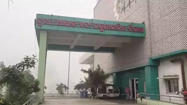 अनुगोला में यात्री बस से टकराई हाइवा, पांच लोग घायल अनुगोला में यात्री बस से टकराई हाइवा, पांच लोग घायल