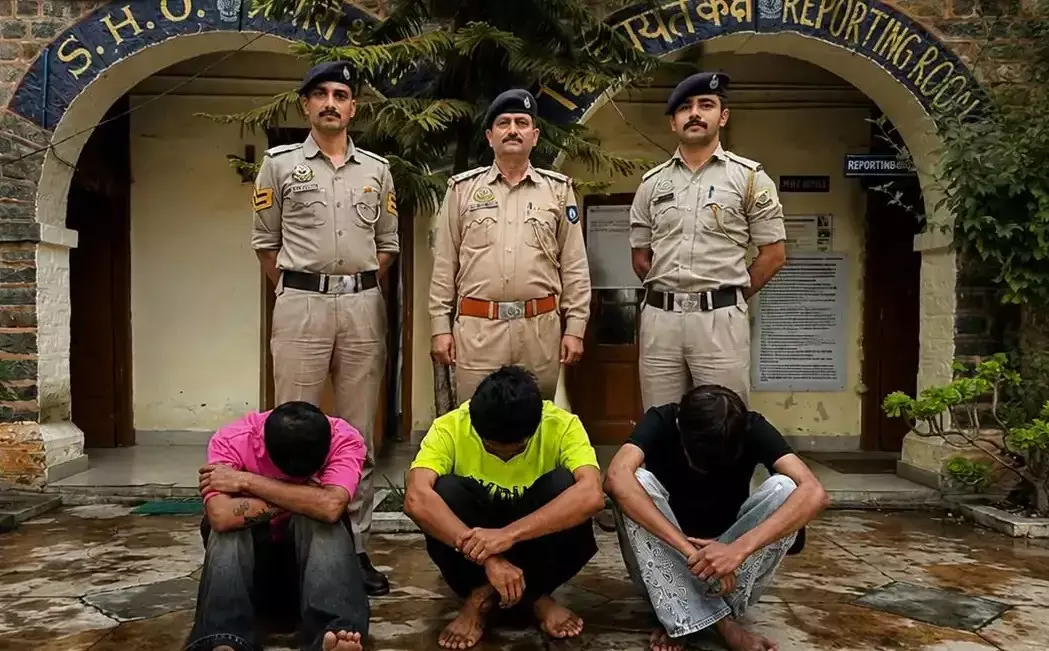 Shimla: शिमला पुलिस का अभियान रंग लाया, अंतरराज्यीय ड्रग्स नेटवर्क ध्वस्त Shimla: शिमला पुलिस का अभियान रंग लाया, अंतरराज्यीय ड्रग्स नेटवर्क ध्वस्त