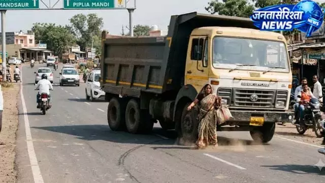 डंपर ने महिला को 8 KM तक घसीटा डंपर ने महिला को 8 KM तक घसीटा