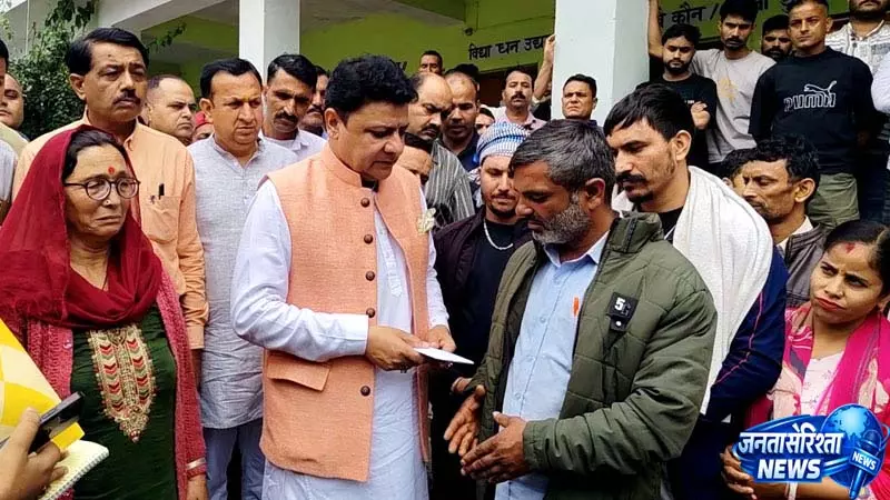 ग्राउंड जीरो पर MLA सुधीर शर्मा, बोह पहुंच बेघर परिवारों को दी 25-25 हजार की फौरी राहत ग्राउंड जीरो पर MLA सुधीर शर्मा, बोह पहुंच बेघर परिवारों को दी 25-25 हजार की फौरी राहत